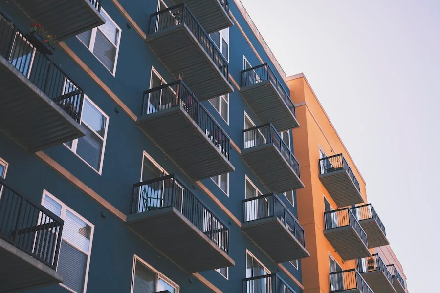 Condominio de fachada oscura con balcones privados, imagen ilustrativa