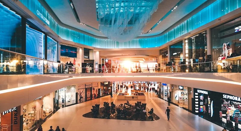 Espacio comercial contemporáneo con varios niveles de locales, imagen ilustrativa