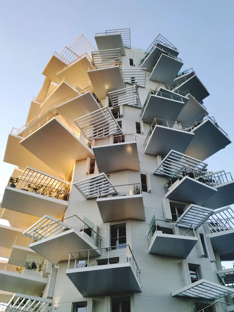 Torres con fachadas y balcones de arquitectura urbana